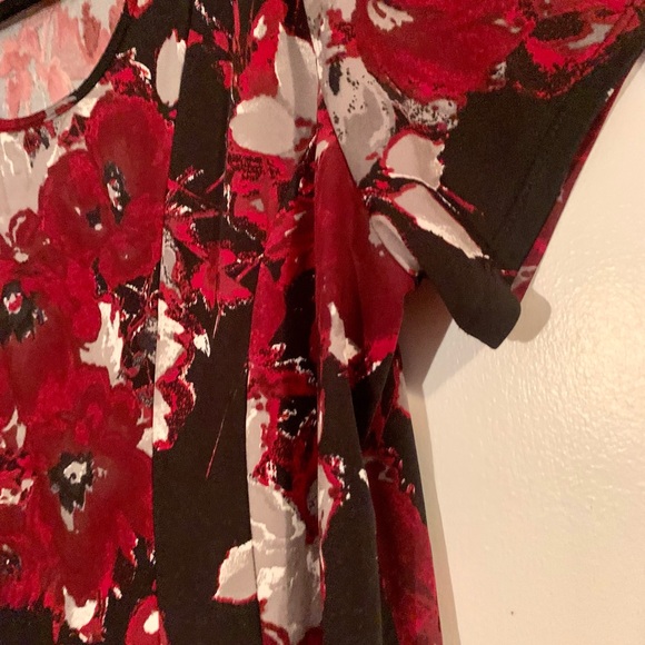 127 LAURA PLUS floral stretch top - Picture 3 of 5